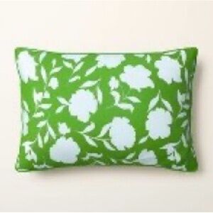 NWT 22’x15’Classic Rose Rectangle Pillow